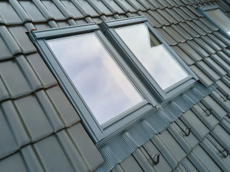 Zwei gut abgedichtete und professionell verbaute Dachfenster von außen.