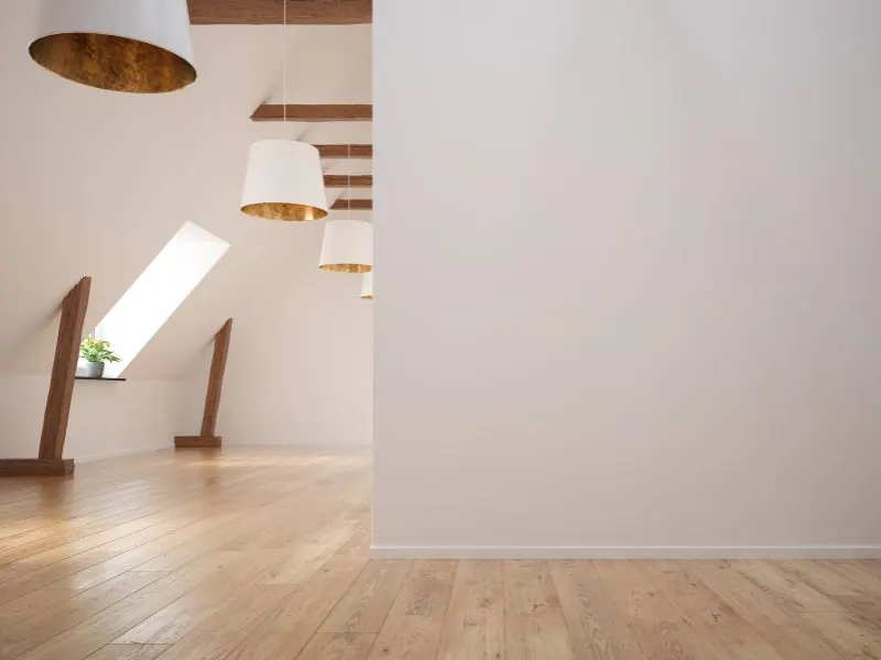 Holzbalken in moderner Dachwohnung mit schrägen Wänden.