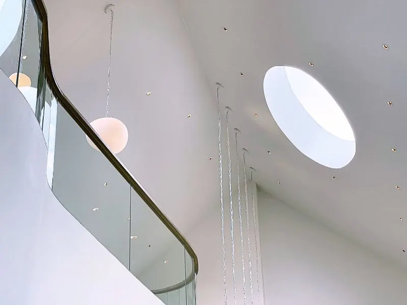 Komplexe Beleuchtung an einer Dachschräge mit integriertem Fenster in der Schräge.