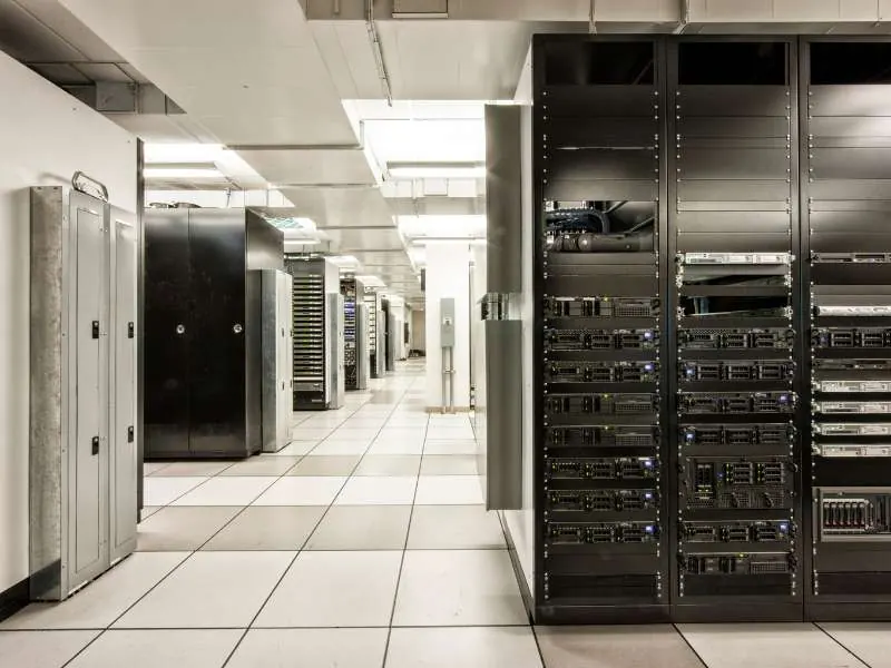 Serverraum mit technischen Geräten, ausgestattet mit Wärmeableitung und Brandschutzsystemen.