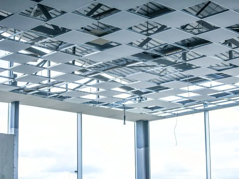 Teilweise fertiggestellte Deckeninstallation in einem Großraumbüro
