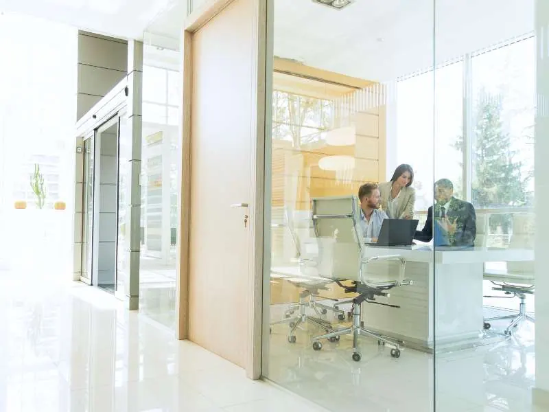 Moderne Office-Tür eingebaut in eine Glaswand zu einem Meetingraum.
