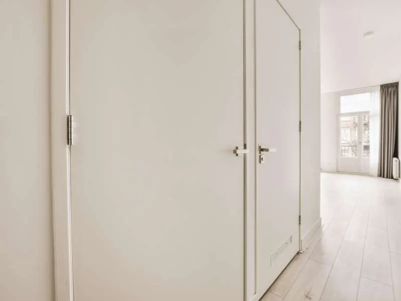 Moderne Zimmertür in Apartmentwohnung, stilvolles Design.