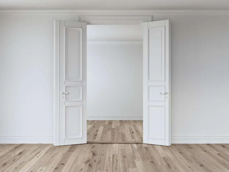 Große, moderne Doppelzimmertür in sauberem Altbauzimmer, geeignet für Mehrfamilienhaus oder Villa.
